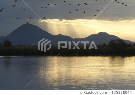 從紀濱內湖眺望日出時的三上山 135328044