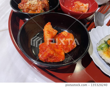 蘿蔔泡菜(韓式蘿蔔泡菜):一道清爽的小菜。 蘿蔔泡菜(韓式蘿蔔泡菜):一道清爽的小菜。 135328240