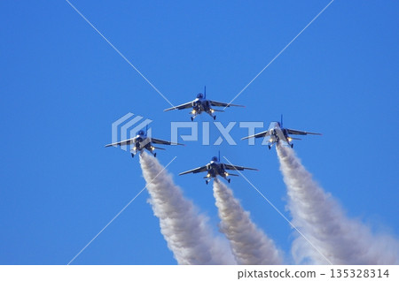 Blue Impulse's artistic flight 135328314