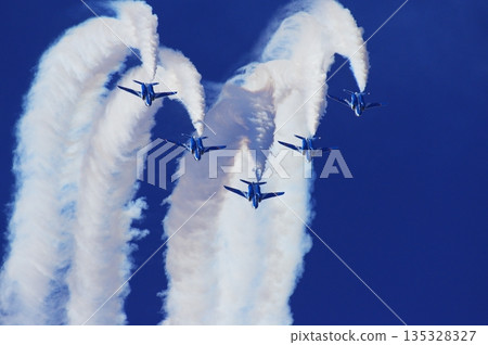 Blue Impulse's artistic flight Blue Impulse's artistic flight 135328327