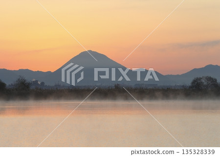 Mount Mikami at sunrise as seen from Lake Kihamauchi 135328339