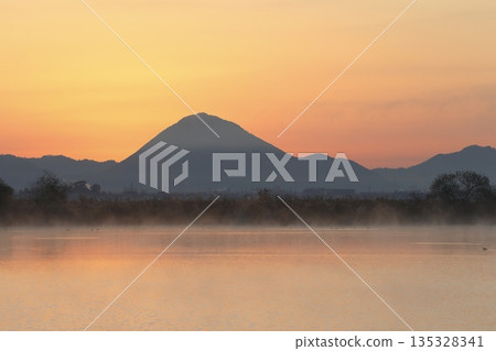 從紀濱內湖眺望日出時的三上山 從紀濱內湖眺望日出時的三上山 135328341
