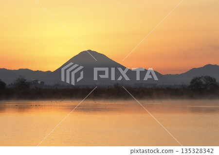 從紀濱內湖眺望日出時的三上山 135328342