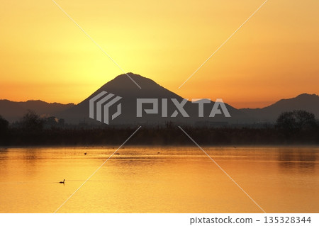 從紀濱內湖眺望日出時的三上山 從紀濱內湖眺望日出時的三上山 135328344