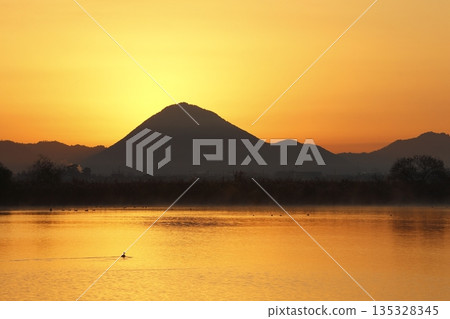 從紀濱內湖眺望日出時的三上山 135328345