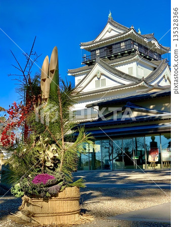 Looking up at the blue sky over the Okazaki Castle tower through the Kadomatsu decorations (Okazaki Castle Park, Okazaki City, Aichi Prefecture) 135328366