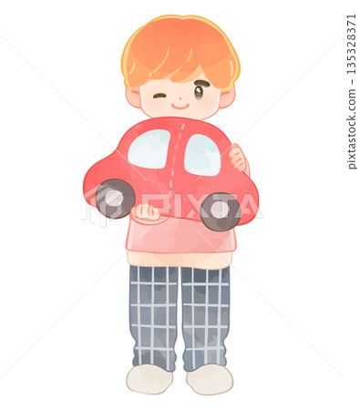 男孩抱著一輛絨毛玩具車 男孩抱著一輛絨毛玩具車 135328371