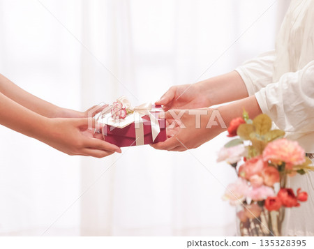 女人的手接過禮物 135328395