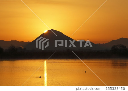 從紀濱內湖眺望日出時的三上山 135328450