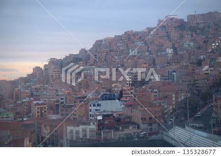 從纜車上眺望玻利維亞拉巴斯 135328677