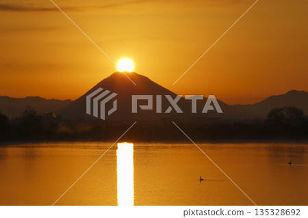 Mount Mikami at sunrise as seen from Lake Kihamauchi 135328692