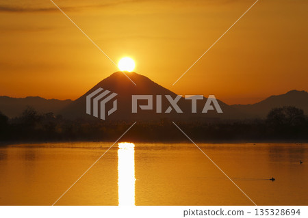 Mount Mikami at sunrise as seen from Lake Kihamauchi 135328694