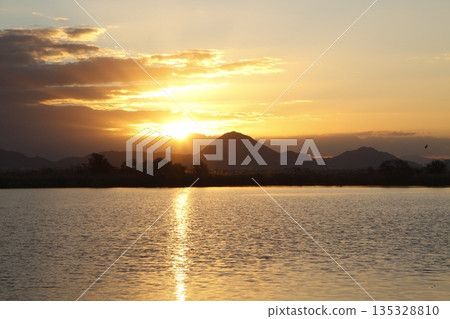 從紀濱內湖眺望日出時的三上山 從紀濱內湖眺望日出時的三上山 135328810