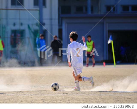 Soccer team practice 135329068