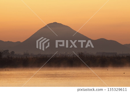 Mount Mikami at sunrise as seen from Lake Kihamauchi 135329611