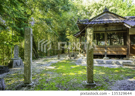 岡山縣高橋市夫妻岩、國西神社、注連柱 岡山縣高橋市夫妻岩、國西神社、注連柱 135329644