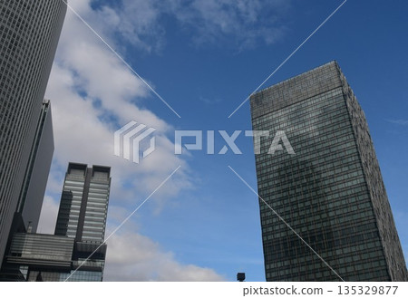 摩天大樓映襯著藍天 135329877