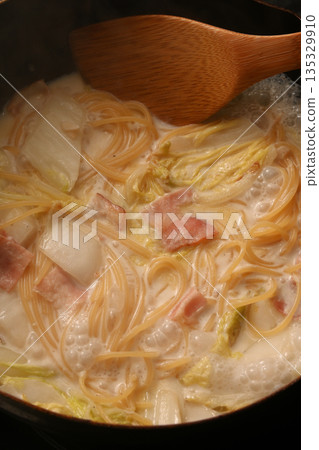 Creamy pasta with Chinese cabbage and bacon Creamy pasta with Chinese cabbage and bacon 135329910