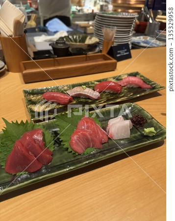 日本餐廳的刺身和壽司 135329958