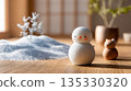 木桌上擺放著一個可愛的迷你雪人擺飾。 135330320