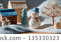 白雪皚皚的村莊裡，有小小的雪人和樹木。 135330323