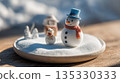 圓形木托盤裡的迷你雪人和雪景 135330333