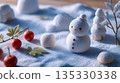 白雪皚皚的冬日景色，可愛的雪人和紅色的漿果點綴其間。霜凍籠罩大地。 135330338