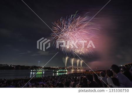 煙火表演和觀賞煙火的人們 煙火表演和觀賞煙火的人們 135330750