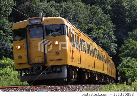 [JR-V] 白備線 115系列車 (岡山⇔新見) 135330898