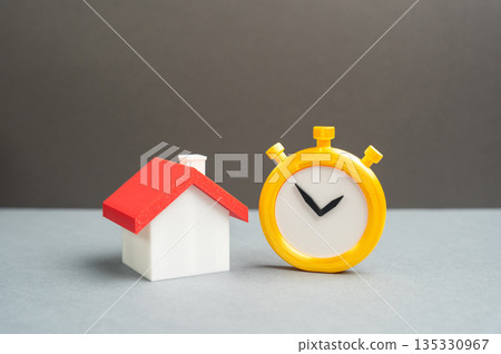 Home and stopwatch. Rental housing. Temporary housing. Short term living solutions, lease timing and mobility needs. Flexible accommodation, relocation periods and modern urban rental choices. 135330967