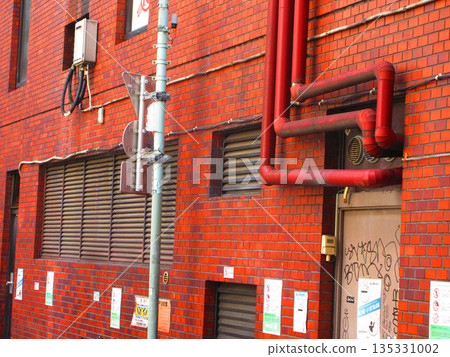 城市景觀以紅磚外牆建築和管道為主 135331002