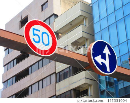 路邊有禁止超速行駛和按指定方向行駛的標誌。 路邊有禁止超速行駛和按指定方向行駛的標誌。 135331004