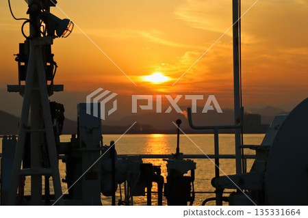 The sunset and the iron silhouette, silence on the sea 135331664