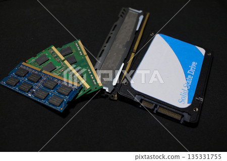 電腦中的固態硬碟與內存 電腦中的固態硬碟與內存 135331755