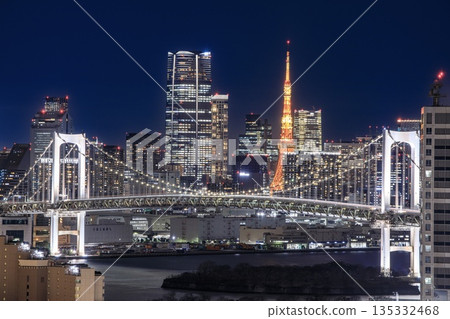 從東京電信中心眺望台場和東京市中心的夜景 135332468
