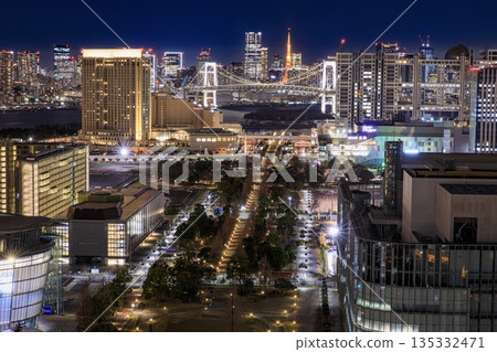 從東京電信中心眺望台場和東京市中心的夜景 135332471