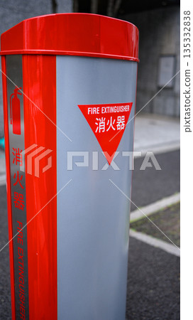 街角安裝的滅火器箱 街角安裝的滅火器箱 135332838