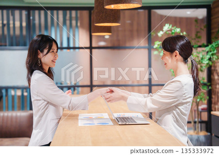 微笑的女商務人士握手 135333972