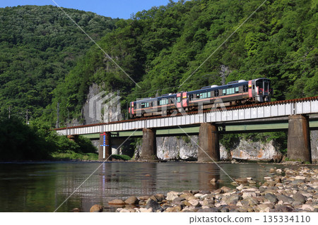 白眉線227系列Urara列車在翠綠的河面上跨越高橋川 135334110
