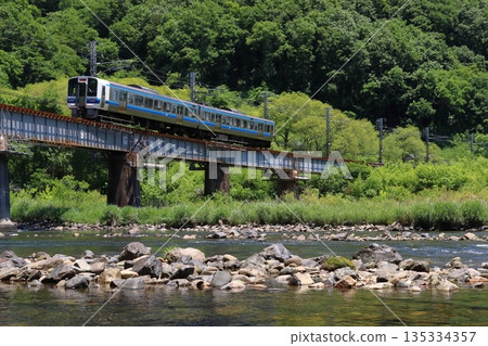 白眉線213系列（兩節車廂列車）駛過綠意盎然的高橋川 135334357