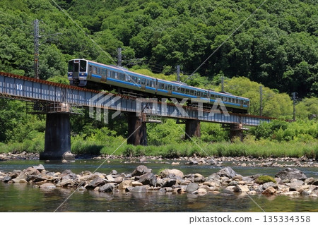白眉線213系列車駛過綠意盎然的高橋川 135334358