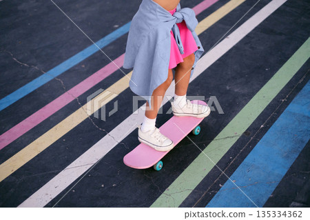 A child on a pink skateboard in close-up. Children's extreme sports. 135334362