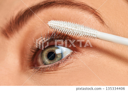 Mascara primer applicator coating long eyelashes and eyelid Mascara primer applicator coating long eyelashes and eyelid 135334406