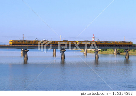 【JR北海】赤穗線115系列車(6節車廂編組)跨越吉井川 【JR北海】赤穗線115系列車(6節車廂編組)跨越吉井川 135334592