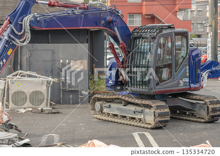 [Store demolition and heavy machinery] 135334720