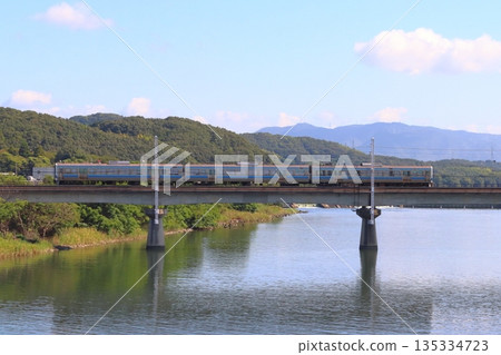 [JR-N] Ako Line 213 series train crossing the Yoshii River 135334723