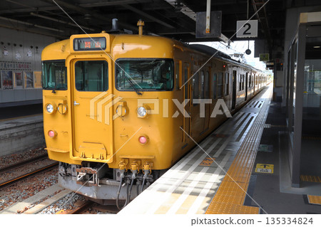 山陽本線115次列車(開往岡山方向,開往相生站)停靠相生站 山陽本線115次列車(開往岡山方向,開往相生站)停靠相生站 135334824