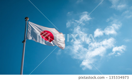 藍天和飄揚的日本國旗 135334973