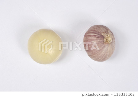 Peeled and whole pearl garlic Peeled and whole pearl garlic 135335102