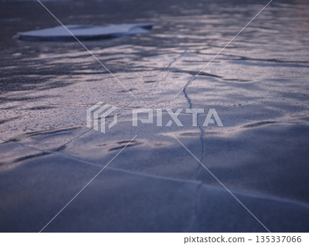 清晨，冰封的湖面上冒著冰泡（20260110063736） 135337066